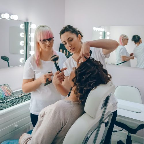 Make-up artist teaching to make good makeup